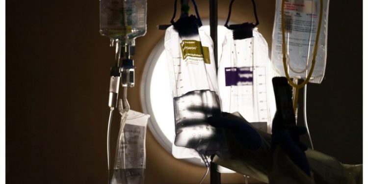 Florida senators press HHS to use domestic IV manufacturers to ease shortages