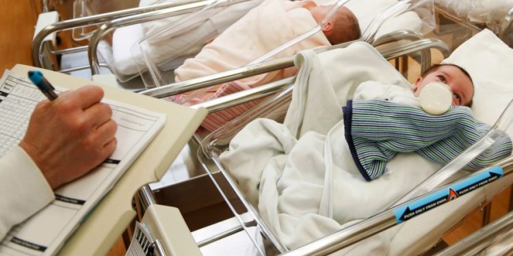 CDC: Average age of US moms giving birth rises to nearly 30